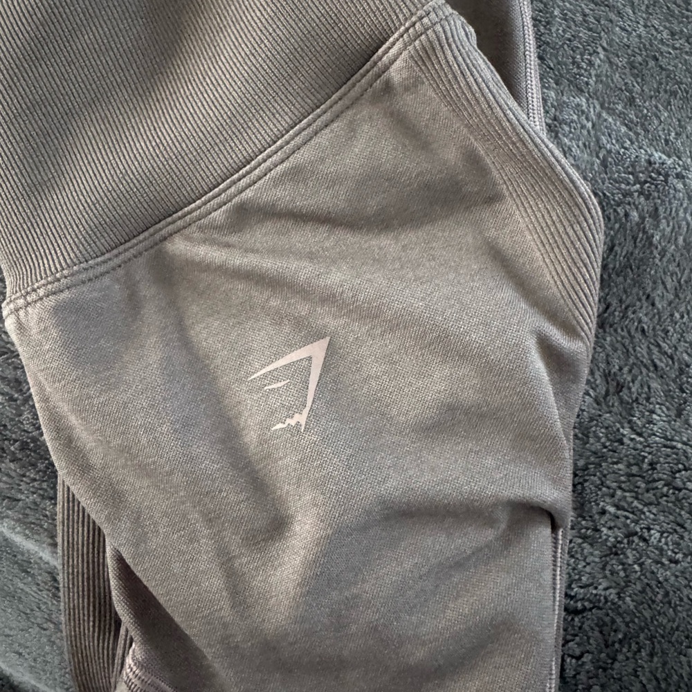 Gym shark leggings